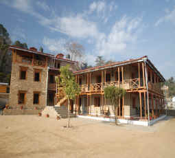 kausani resorts